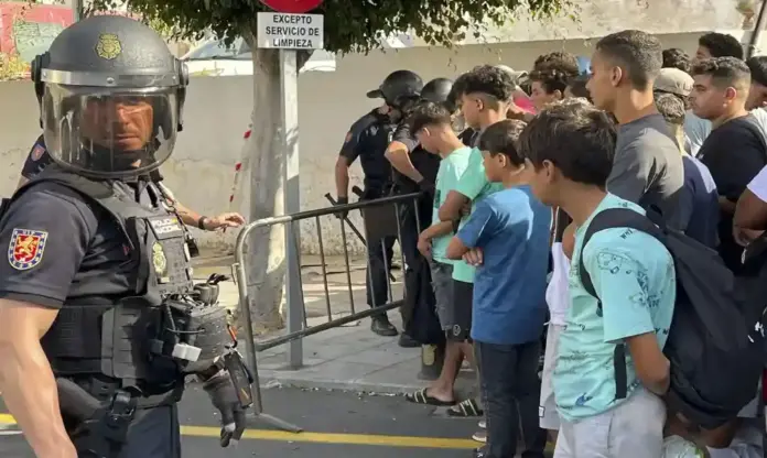 Ceuta, invasión Ceuta FOTOGRAFÍA. CEUTA (ESPAÑA), 13 DE AGOSTO DE 2026. Ceuta urge la devolución de los MENA a Marruecos: ni regularizaciones ni asilo ni traslados a la Península. Varios inmigrantes ilegales marroquíes Menores Extranjeros No Acompañados (MENA) de la invasión marroquí de Ceuta esperan para su filiación frente a la Jefatura Superior de la Policía Nacional en Ceuta, España. Efe