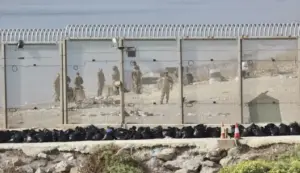 FOTOGRAFÍA. PUNTO FRONTERIZO DEL ESPIGÓN DE LA PLAYA DEL TARAJAL (CASTILLEJOS) MARRUECOS CON CEUTA (ESPAÑA), 01 DE AGOSTO DE 2026. Compleja identificación de cadáveres de marroquíes recuperados en Ceuta. Fuerzas auxiliares de Marruecos impiden la llegada de ciudadanos marroquíes al espigón de la playa del Tarajal (Castillejos) Marruecos que separa Ceuta (España) de Castillejos (Marruecos), después de la invasión migratoria marroquí de la Ciudad Autónoma de Ceuta. Más de "69.000" marroquíes ya han retornado voluntariamente a Castillejos, según datos oficiales de las autoridades españolas este sábado y, además, la Ceuta sigue sin su normalidad dado que aún está ocupada por "miles" de inmigrantes marroquíes, aseguró el presidente del Gobierno de Ceuta, por el Partido PP, Juan Jesús Vivas Lara. Efe