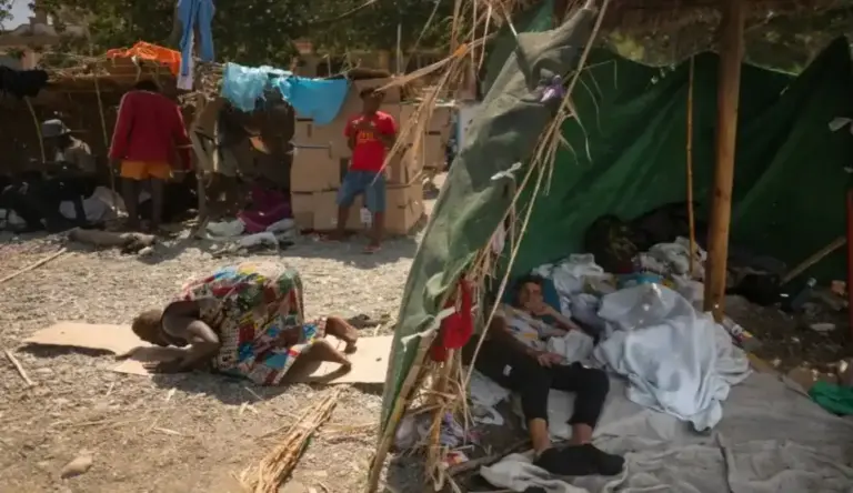 FOTOGRAFÍA. CEUTA (ESPAÑA), 20 DE AGOSTO DE 2026. Inmigrantes ilegales de la invasión de Ceuta acampando masivamente en la playa El Trampolín de Ceuta, España. Efe