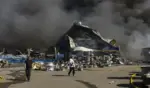 FOTOGRAFÍA. KIEV (UCRANIA), 29 DE AGOSTO DE 2026. Vecinos caminan en el lugar de un ataque ruso a un almacén de mercancías cerca de Kiev, Ucrania, el 29 de agosto de 2026, en medio de la invasión rusa. Al menos 37 personas murieron y otras 42 resultaron heridas, incluidos 4 niños, como resultado de los bombardeos rusos durante la noche en Kiev y sus alrededores, según el jefe de la administración militar regional, Tymur Tkachenko. (Rusia, Ucrania, Kiev) Efe