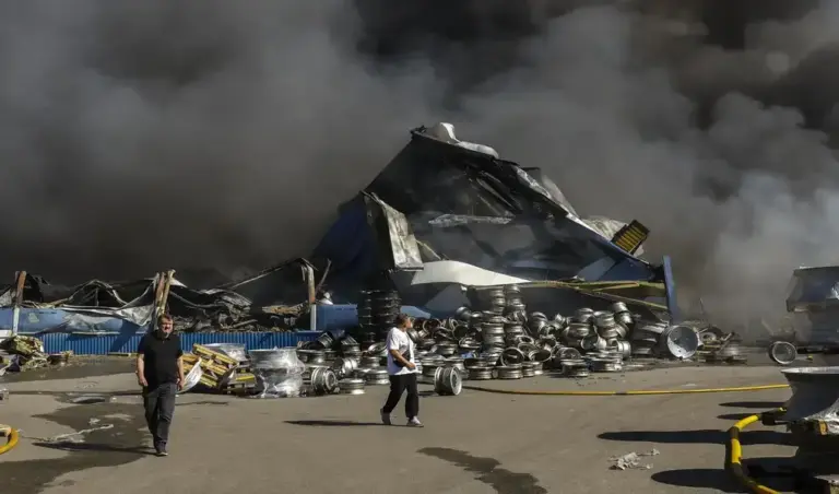 FOTOGRAFÍA. KIEV (UCRANIA), 29 DE AGOSTO DE 2026. Vecinos caminan en el lugar de un ataque ruso a un almacén de mercancías cerca de Kiev, Ucrania, el 29 de agosto de 2026, en medio de la invasión rusa. Al menos 37 personas murieron y otras 42 resultaron heridas, incluidos 4 niños, como resultado de los bombardeos rusos durante la noche en Kiev y sus alrededores, según el jefe de la administración militar regional, Tymur Tkachenko. (Rusia, Ucrania, Kiev) Efe