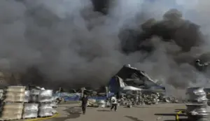 FOTOGRAFÍA. KIEV (UCRANIA), 29 DE AGOSTO DE 2026. Vecinos caminan en el lugar de un ataque ruso a un almacén de mercancías cerca de Kiev, Ucrania, el 29 de agosto de 2026, en medio de la invasión rusa. Al menos 37 personas murieron y otras 42 resultaron heridas, incluidos 4 niños, como resultado de los bombardeos rusos durante la noche en Kiev y sus alrededores, según el jefe de la administración militar regional, Tymur Tkachenko. (Rusia, Ucrania, Kiev) Efe