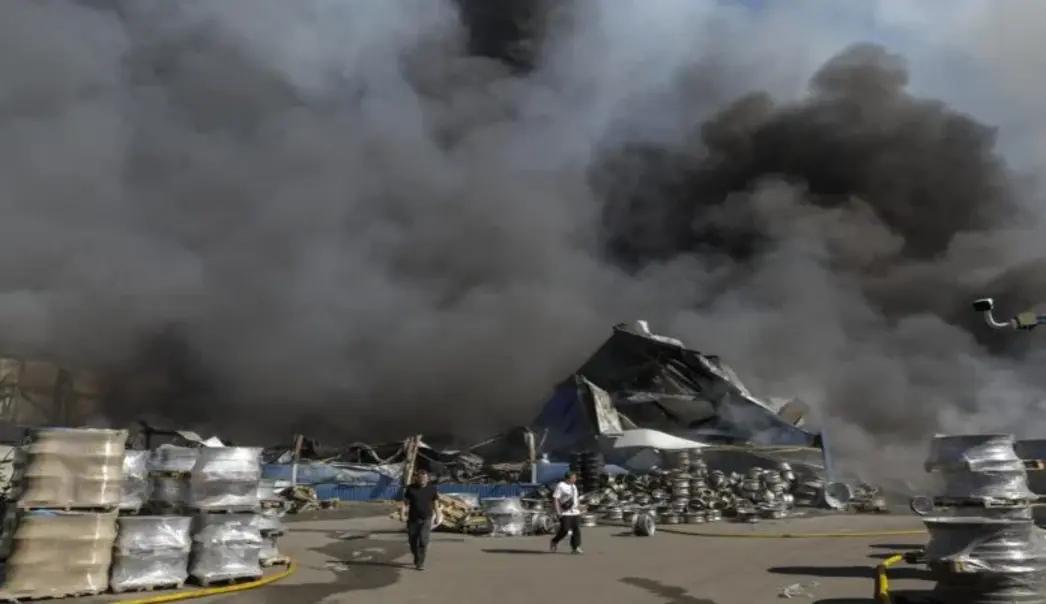 FOTOGRAFÍA. KIEV (UCRANIA), 29 DE AGOSTO DE 2026. Vecinos caminan en el lugar de un ataque ruso a un almacén de mercancías cerca de Kiev, Ucrania, el 29 de agosto de 2026, en medio de la invasión rusa. Al menos 37 personas murieron y otras 42 resultaron heridas, incluidos 4 niños, como resultado de los bombardeos rusos durante la noche en Kiev y sus alrededores, según el jefe de la administración militar regional, Tymur Tkachenko. (Rusia, Ucrania, Kiev) Efe