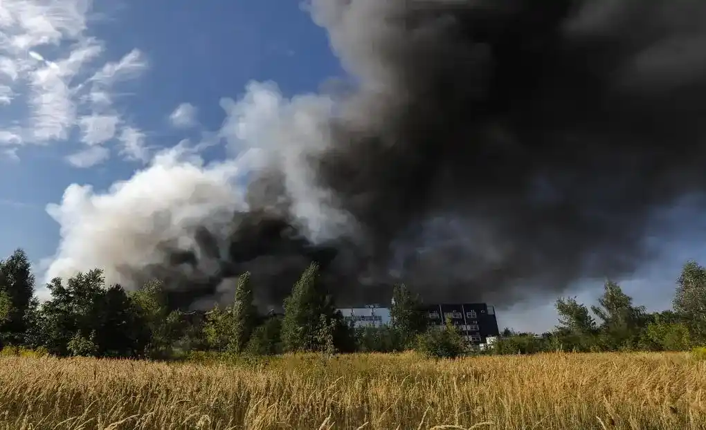 FOTOGRAFÍA. KIEV (UCRANIA), 29 DE AGOSTO DE 2026. Vecinos caminan en el lugar de un ataque ruso a un almacén de mercancías cerca de Kiev, Ucrania, el 29 de agosto de 2026, en medio de la invasión rusa. Al menos 37 personas murieron y otras 42 resultaron heridas, incluidos 4 niños, como resultado de los bombardeos rusos durante la noche en Kiev y sus alrededores, según el jefe de la administración militar regional, Tymur Tkachenko. (Rusia, Ucrania, Kiev) Efe