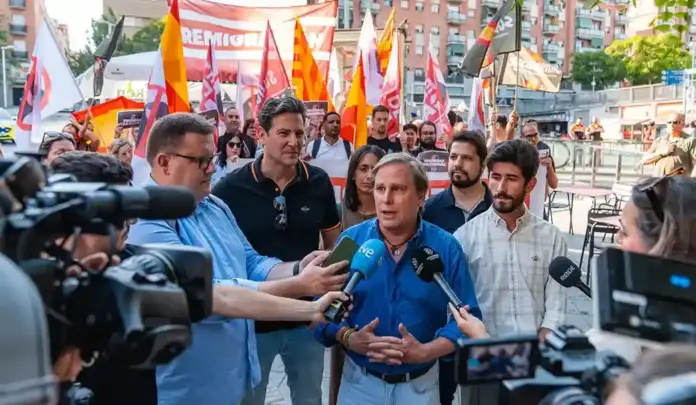 VOX,Joan Garriga Doménech, Sergio Macian de Greef FOTOGRAFÍA. BARCELONA (CATALUÑA) ESPAÑA, 27 DE AGOSTO DE 2026. El portavoz del Grupo Parlamentario de VOX en el Parlamento de Cataluña y presidente del Comité Ejecutivo Provincial (CEP) en Barcelona, Joan Garriga Doménech, atiende a los medios de Cataluña. Lasvocesdelpueblo (Ñ Pueblo)