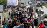 FOTOGRAFÍA. CEUTA (ESPAÑA), 01 DE AGOSTO DE 2026. 613 marroquíes atendidos en Hospitales de Ceuta tras entrada masiva. Varios efectivos del Ejército español y de las Fuerzas y Cuerpos de Seguridad del Estado impiden el avance de varios miles de inmigrantes marroquíes por el centro d ela ciudad autónoma de Ceuta (España), después de la invasión migratoria marroquí de la Ciudad Autónoma de Ceuta. Más de "69.000" marroquíes ya han retornado voluntariamente a Castillejos, según datos oficiales de las autoridades españolas este sábado y, además, la Ceuta sigue sin su normalidad dado que aún está ocupada por "miles" de inmigrantes marroquíes, aseguró el presidente del Gobierno de Ceuta, por el Partido PP, Juan Jesús Vivas Lara. Se ha confirmado también la cifra de "67 cadáveres" hallados en las costas ceutíes. hasta la fecha, silencio total desde Marruecos sobre la cifra de cadáveres hallados en costas de Castillejos (Marruecos). Efe
