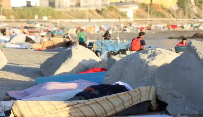 Ceuta inmigración masiva FOTOGRAFÍA. CEUTA (ESPAÑA), 27 DE AGOSTO DE 2026. Detalle de una imagen que muestra a varios inmigrantes ilegales de la invasión de Ceuta acampados este jueves en la playa de El Trampolín, en la Ciudad Autónoma española de Ceuta. Efe