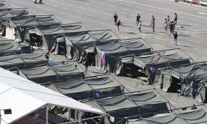 FOTOGRAFÍA. CEUTA (ESPAÑA), 26 DE AGOSTO DE 2026. Inmigrantes ilegales acogidos en Ceuta por el Gobierno de España en el centro provisional habilitado en la explanada de embolsamiento de «Loma Colmenar» junto a las tiendas de campaña. Efe