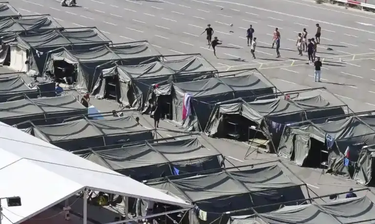 FOTOGRAFÍA. CEUTA (ESPAÑA), 26 DE AGOSTO DE 2026. Inmigrantes ilegales acogidos en Ceuta por el Gobierno de España en el centro provisional habilitado en la explanada de embolsamiento de «Loma Colmenar» junto a las tiendas de campaña. Efe