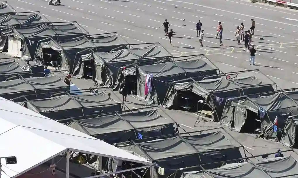 FOTOGRAFÍA. CEUTA (ESPAÑA), 26 DE AGOSTO DE 2026. Inmigrantes ilegales acogidos en Ceuta por el Gobierno de España en el centro provisional habilitado en la explanada de embolsamiento de «Loma Colmenar» junto a las tiendas de campaña. Efe