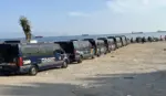 FOTOGRAFÍA. CEUTA (ESPAÑA), 20 DE AGOSTO DE 2026. Dispositivo policial este jueves en la playa del Trampolín de Ceuta, donde se lleva a cabo el traslado de migrantes asentados en la mencionada playa después de que el Gobierno haya habilitado temporalmente varios espacios para la acogida de 1.800 personas migrantes. Efe
