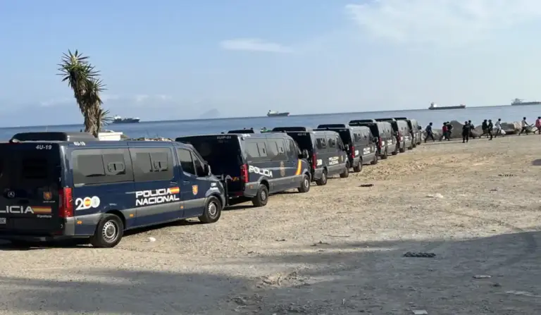 FOTOGRAFÍA. CEUTA (ESPAÑA), 20 DE AGOSTO DE 2026. Dispositivo policial este jueves en la playa del Trampolín de Ceuta, donde se lleva a cabo el traslado de migrantes asentados en la mencionada playa después de que el Gobierno haya habilitado temporalmente varios espacios para la acogida de 1.800 personas migrantes. Efe