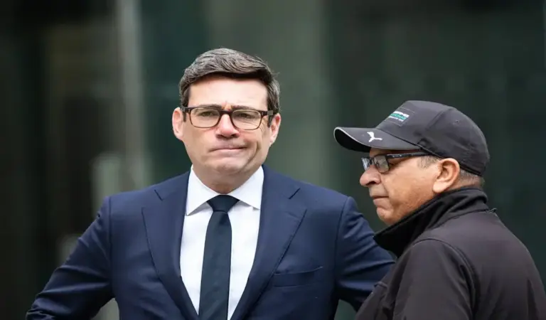 FOTOGRAFÍA. KIEV (UCRANIA), 24 DE AGOSTO DE 2026. El primer ministro del Reino Unido, Andy Burnham (i); dijo este lunes que su país seguirá apoyando a los ucranianos pese a las «amenazas indignantes» de Rusia. Efe