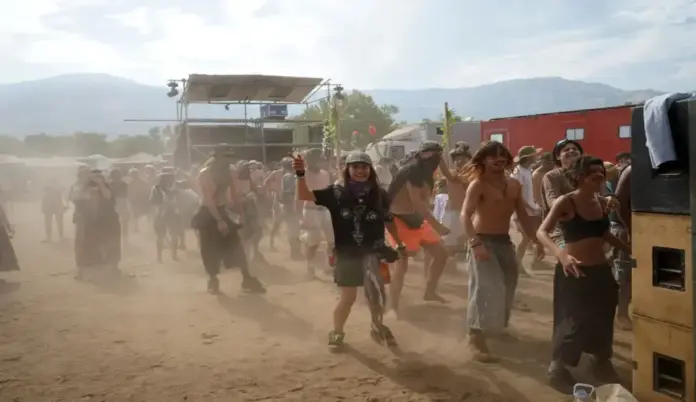 La Granja FOTOGRAFÍA. LA GRANJA (CÁCERES) ESPAÑA, 20 DE AGOSTO DE 2026. La Guardia Civil ha dado por finalizado este jueves el dispositivo de desalojo de la fiesta ilegal o rave que se desarrollaba desde el pasado 14 de agosto en el término municipal de La Granja (Cáceres), después de retirar alrededor de 80 vehículos de las fincas ocupadas.Efe