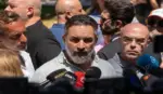 FOTOGRAFÍA. CEUTA (ESPAÑA), 02 DE AGOSTO DE 2026. El líder opositor español Santiago Abascal Conde ha comparecido este domingo en Ceuta junto al jefe de la Delegación de VOX en el Parlamento Europeo, Jorge Buxadé Villalba; y al presidente y portavoz de VOX en Ceuta, Juan Sergio Redondo Pacheco, para denunciar la situación que vive la ciudad autónoma tras la invasión de inmigrantes ilegales desde Castillejos (Marruecos). Las autoridades españolas han confirmado el hallado de 71 cadáveres de inmigrantes marroquíes en las costas de Ceuta este domingo, al tiempo que han confirmado también la cifra de "73.500" ilegales marroquíes que han retornado voluntariamente a Castillejos (Marruecos). Hasta la fecha, Ceuta sigue ocupada por parte de miles de inmigrantes marroquíes desde el inicio de la invasión de los días miércoles, jueves y viernes 31 de agosto de 2026. Sin embargo, se ha registrado un silencio total de Marruecos sobre los cadáveres hallados en las costas de Castillejos (Marruecos). Lasvocesdelpueblo (Ñ Pueblo)