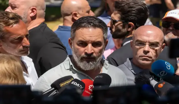 FOTOGRAFÍA. CEUTA (ESPAÑA), 02 DE AGOSTO DE 2026. El líder opositor español Santiago Abascal Conde ha comparecido este domingo en Ceuta junto al jefe de la Delegación de VOX en el Parlamento Europeo, Jorge Buxadé Villalba; y al presidente y portavoz de VOX en Ceuta, Juan Sergio Redondo Pacheco, para denunciar la situación que vive la ciudad autónoma tras la invasión de inmigrantes ilegales desde Castillejos (Marruecos). Las autoridades españolas han confirmado el hallado de 71 cadáveres de inmigrantes marroquíes en las costas de Ceuta este domingo, al tiempo que han confirmado también la cifra de "73.500" ilegales marroquíes que han retornado voluntariamente a Castillejos (Marruecos). Hasta la fecha, Ceuta sigue ocupada por parte de miles de inmigrantes marroquíes desde el inicio de la invasión de los días miércoles, jueves y viernes 31 de agosto de 2026. Sin embargo, se ha registrado un silencio total de Marruecos sobre los cadáveres hallados en las costas de Castillejos (Marruecos). Lasvocesdelpueblo (Ñ Pueblo)