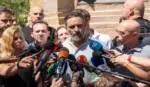 FOTOGRAFÍA. CEUTA (ESPAÑA), 02 DE AGOSTO DE 2026. El líder opositor español Santiago Abascal Conde ha comparecido este domingo en Ceuta junto al jefe de la Delegación de VOX en el Parlamento Europeo, Jorge Buxadé Villalba; y al presidente y portavoz de VOX en Ceuta, Juan Sergio Redondo Pacheco, para denunciar la situación que vive la ciudad autónoma tras la invasión de inmigrantes ilegales desde Castillejos (Marruecos). Las autoridades españolas han confirmado el hallado de 71 cadáveres de inmigrantes marroquíes en las costas de Ceuta este domingo, al tiempo que han confirmado también la cifra de "73.500" ilegales marroquíes que han retornado voluntariamente a Castillejos (Marruecos). Hasta la fecha, Ceuta sigue ocupada por parte de miles de inmigrantes marroquíes desde el inicio de la invasión de los días miércoles, jueves y viernes 31 de agosto de 2026. Sin embargo, se ha registrado un silencio total de Marruecos sobre los cadáveres hallados en las costas de Castillejos (Marruecos). Lasvocesdelpueblo (Ñ Pueblo)