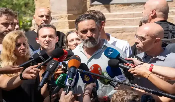 FOTOGRAFÍA. CEUTA (ESPAÑA), 02 DE AGOSTO DE 2026. El líder opositor español Santiago Abascal Conde ha comparecido este domingo en Ceuta junto al jefe de la Delegación de VOX en el Parlamento Europeo, Jorge Buxadé Villalba; y al presidente y portavoz de VOX en Ceuta, Juan Sergio Redondo Pacheco, para denunciar la situación que vive la ciudad autónoma tras la invasión de inmigrantes ilegales desde Castillejos (Marruecos). Las autoridades españolas han confirmado el hallado de 71 cadáveres de inmigrantes marroquíes en las costas de Ceuta este domingo, al tiempo que han confirmado también la cifra de "73.500" ilegales marroquíes que han retornado voluntariamente a Castillejos (Marruecos). Hasta la fecha, Ceuta sigue ocupada por parte de miles de inmigrantes marroquíes desde el inicio de la invasión de los días miércoles, jueves y viernes 31 de agosto de 2026. Sin embargo, se ha registrado un silencio total de Marruecos sobre los cadáveres hallados en las costas de Castillejos (Marruecos). Lasvocesdelpueblo (Ñ Pueblo)