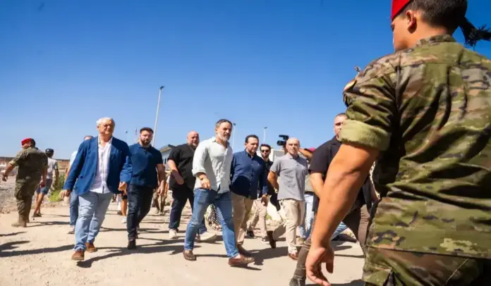 Abascal en Ceuta Estamos ante una invasión y un acto de guerra promovido por Marruecos y tolerado por Pedro Sánchez (4) FOTOGRAFÍA. CEUTA (ESPAÑA), 02 DE AGOSTO DE 2026. El líder opositor español Santiago Abascal Conde ha comparecido este domingo en Ceuta junto al jefe de la Delegación de VOX en el Parlamento Europeo, Jorge Buxadé Villalba; y al presidente y portavoz de VOX en Ceuta, Juan Sergio Redondo Pacheco, para denunciar la situación que vive la ciudad autónoma tras la invasión de inmigrantes ilegales desde Castillejos (Marruecos). Las autoridades españolas han confirmado el hallado de 71 cadáveres de inmigrantes marroquíes en las costas de Ceuta este domingo, al tiempo que han confirmado también la cifra de "73.500" ilegales marroquíes que han retornado voluntariamente a Castillejos (Marruecos). Hasta la fecha, Ceuta sigue ocupada por parte de miles de inmigrantes marroquíes desde el inicio de la invasión de los días miércoles, jueves y viernes 31 de agosto de 2026. Sin embargo, se ha registrado un silencio total de Marruecos sobre los cadáveres hallados en las costas de Castillejos (Marruecos). Lasvocesdelpueblo (Ñ Pueblo)