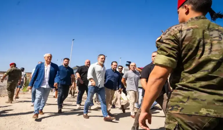 FOTOGRAFÍA. CEUTA (ESPAÑA), 02 DE AGOSTO DE 2026. El líder opositor español Santiago Abascal Conde ha comparecido este domingo en Ceuta junto al jefe de la Delegación de VOX en el Parlamento Europeo, Jorge Buxadé Villalba; y al presidente y portavoz de VOX en Ceuta, Juan Sergio Redondo Pacheco, para denunciar la situación que vive la ciudad autónoma tras la invasión de inmigrantes ilegales desde Castillejos (Marruecos). Las autoridades españolas han confirmado el hallado de 71 cadáveres de inmigrantes marroquíes en las costas de Ceuta este domingo, al tiempo que han confirmado también la cifra de "73.500" ilegales marroquíes que han retornado voluntariamente a Castillejos (Marruecos). Hasta la fecha, Ceuta sigue ocupada por parte de miles de inmigrantes marroquíes desde el inicio de la invasión de los días miércoles, jueves y viernes 31 de agosto de 2026. Sin embargo, se ha registrado un silencio total de Marruecos sobre los cadáveres hallados en las costas de Castillejos (Marruecos). Lasvocesdelpueblo (Ñ Pueblo)