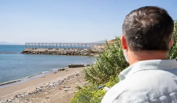Abascal en Ceuta Estamos ante una invasión y un acto de guerra promovido por Marruecos y tolerado por Pedro Sánchez (5) FOTOGRAFÍA. CEUTA (ESPAÑA), 02 DE AGOSTO DE 2026. El líder opositor español Santiago Abascal Conde ha comparecido este domingo en Ceuta junto al jefe de la Delegación de VOX en el Parlamento Europeo, Jorge Buxadé Villalba; y al presidente y portavoz de VOX en Ceuta, Juan Sergio Redondo Pacheco, para denunciar la situación que vive la ciudad autónoma tras la invasión de inmigrantes ilegales desde Castillejos (Marruecos). Las autoridades españolas han confirmado el hallado de 71 cadáveres de inmigrantes marroquíes en las costas de Ceuta este domingo, al tiempo que han confirmado también la cifra de "73.500" ilegales marroquíes que han retornado voluntariamente a Castillejos (Marruecos). Hasta la fecha, Ceuta sigue ocupada por parte de miles de inmigrantes marroquíes desde el inicio de la invasión de los días miércoles, jueves y viernes 31 de agosto de 2026. Sin embargo, se ha registrado un silencio total de Marruecos sobre los cadáveres hallados en las costas de Castillejos (Marruecos). Lasvocesdelpueblo (Ñ Pueblo)
