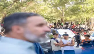 FOTOGRAFÍA. CEUTA (ESPAÑA), 02 DE AGOSTO DE 2026. El líder opositor español Santiago Abascal Conde ha comparecido este domingo en Ceuta junto al jefe de la Delegación de VOX en el Parlamento Europeo, Jorge Buxadé Villalba; y al presidente y portavoz de VOX en Ceuta, Juan Sergio Redondo Pacheco, para denunciar la situación que vive la ciudad autónoma tras la invasión de inmigrantes ilegales desde Castillejos (Marruecos). Las autoridades españolas han confirmado el hallado de 71 cadáveres de inmigrantes marroquíes en las costas de Ceuta este domingo, al tiempo que han confirmado también la cifra de "73.500" ilegales marroquíes que han retornado voluntariamente a Castillejos (Marruecos). Hasta la fecha, Ceuta sigue ocupada por parte de miles de inmigrantes marroquíes desde el inicio de la invasión de los días miércoles, jueves y viernes 31 de agosto de 2026. Sin embargo, se ha registrado un silencio total de Marruecos sobre los cadáveres hallados en las costas de Castillejos (Marruecos). Lasvocesdelpueblo (Ñ Pueblo)