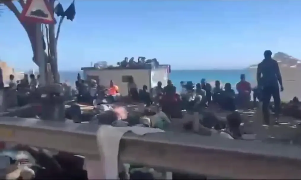 FOTOGRAFÍA. CEUTA (ESPAÑA), 02 DE AGOSTO DE 2026. El presidente de VOX y Patriots of Europe, Santiago Abascal Conde, visita una ocupada Ciudad Autónoma de Ceuta por varios miles los marroquíes, según imágenes de este domingo 2 de agosto de 2026, para conocer de primera mano la situación en el terreno tras las entradas masivas de los días miércoles, jueves y viernes de varias decenas de miles de marroquíes. Lasvocesdelpueblo (Ñ Pueblo)
