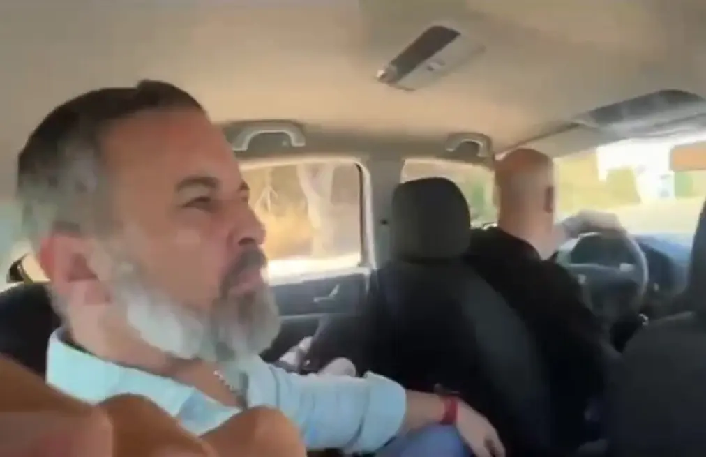 FOTOGRAFÍA. CEUTA (ESPAÑA), 02 DE AGOSTO DE 2026. El presidente de VOX y Patriots of Europe, Santiago Abascal Conde, visita una ocupada Ciudad Autónoma de Ceuta por varios miles los marroquíes, según imágenes de este domingo 2 de agosto de 2026, para conocer de primera mano la situación en el terreno tras las entradas masivas de los días miércoles, jueves y viernes de varias decenas de miles de marroquíes. Lasvocesdelpueblo (Ñ Pueblo)