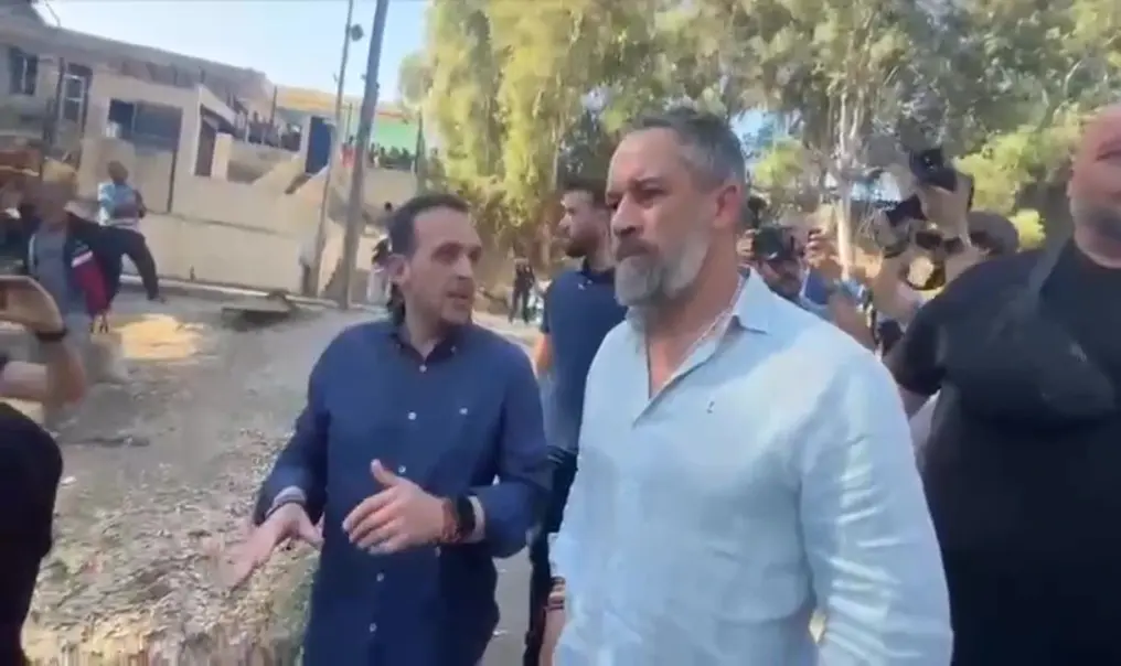 FOTOGRAFÍA. CEUTA (ESPAÑA), 02 DE AGOSTO DE 2026. El presidente de VOX y Patriots of Europe, Santiago Abascal Conde, visita una ocupada Ciudad Autónoma de Ceuta por varios miles los marroquíes, según imágenes de este domingo 2 de agosto de 2026, para conocer de primera mano la situación en el terreno tras las entradas masivas de los días miércoles, jueves y viernes de varias decenas de miles de marroquíes. Lasvocesdelpueblo (Ñ Pueblo)