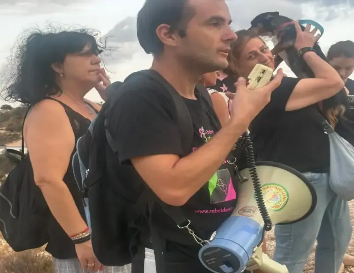 Activistas animalistas protestan en El Moralet contra los festejos taurinos, plataforma animalista Defensa Animal FOTOGRAFÍA. EL MORALET (ALICANTE) ESPAÑA, 22 DE AGOSTO DE 2026. La Plataforma Defensa Animal se ha concentrado este sábado frente al recinto de la vaquilla que está situado en la calle Danés en El Moralet, provincia de Alicante, para mostrar su oposición a los festejos taurinos. Lasvocesdelpueblo (Ñ Pueblo)