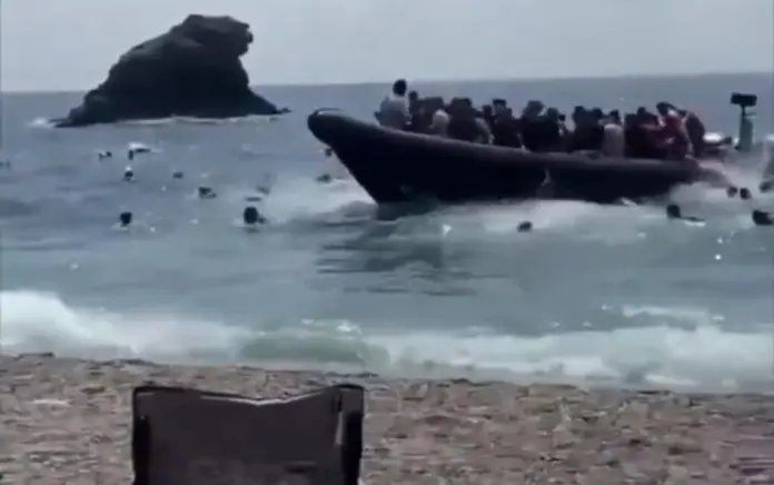Alarma social en Murcia por llegada masiva de inmigrantes en lanchas rápidas (2) FOTOGRAFÍA. CARTAGENA (REGIÓN DE MURCIA) ESPAÑA, 21 DE AGOSTO DE 2026. Una lanchas rápidas (patera) con varias decenas de inmigrantes ilegales magrebíes, desembarca en la cala del Barco de Cartagena ante varios turistas y vecinos de Murcia, entre ellos muchos en el miedo que abandonaron el lugar corriendo. Los ilegales magrebíes desaparecieron por la ciudad, respondiendo a la llamada del Gobierno mugracionsista de España en coalición del Partido Socialista (PSOE) y Movimiento Sumar, con Pedro Sánchez Pérez-Castejón al frente, de una regularización masiva de los indocumentados en el país. la llamada de fronteras abiertas de España del PSOE y Sumar, apoyada por Podemos, llegó correctamente a los destinarios que ahora están llegando en masas por todas partes. Captura vídeo de testigos/Lasvocesdelpueblo (Ñ Pueblo)