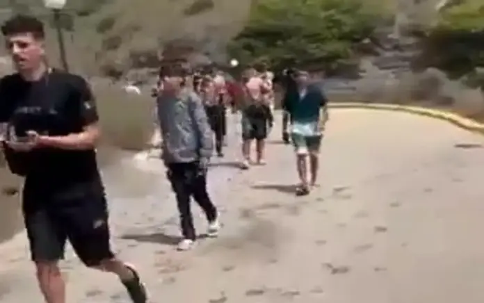 Alarma social en Murcia por llegada masiva de inmigrantes en lanchas rápidas (3) FOTOGRAFÍA. CARTAGENA (REGIÓN DE MURCIA) ESPAÑA, 21 DE AGOSTO DE 2026. Una lanchas rápidas (patera) con varias decenas de inmigrantes ilegales magrebíes, desembarca en la cala del Barco de Cartagena ante varios turistas y vecinos de Murcia, entre ellos muchos en el miedo que abandonaron el lugar corriendo. Los ilegales magrebíes desaparecieron por la ciudad, respondiendo a la llamada del Gobierno mugracionsista de España en coalición del Partido Socialista (PSOE) y Movimiento Sumar, con Pedro Sánchez Pérez-Castejón al frente, de una regularización masiva de los indocumentados en el país. la llamada de fronteras abiertas de España del PSOE y Sumar, apoyada por Podemos, llegó correctamente a los destinarios que ahora están llegando en masas por todas partes. Captura vídeo de testigos/Lasvocesdelpueblo (Ñ Pueblo)