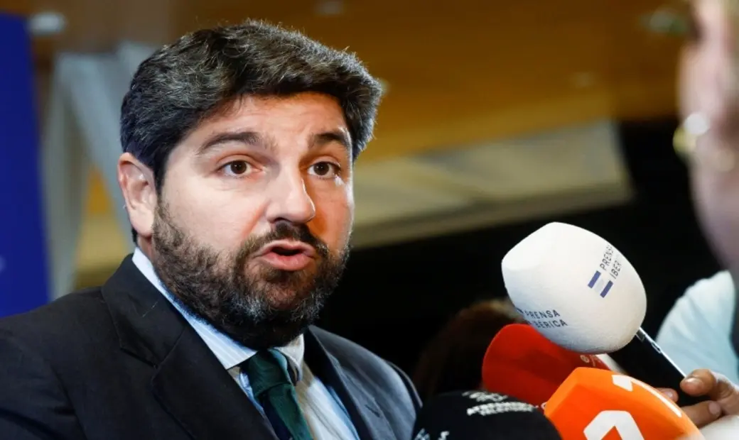 FOTOGRAFÍA. MURCIA (REGIÓN DE MURCIA) ESPAÑA, FECHA RELACIONADA CON EL CONTENIDO: 24 DE AGOSTO DE 2026. El presidente deL Gobierno de la Región de Murcia por el Partido Popular (PP), Fernando López Miras, ha pedido este lunes al jefe del Ejecutivo español, Pedro Sánchez Pérez-Castejón, que refuerce de forma inmediata los medios marítimos, tecnológicos y humanos de la Guardia Civil para proteger el litoral murciano ante la llegada de lanchas rápidas con inmigrantes y la actividad de las mafias que trafican con personas. Efe