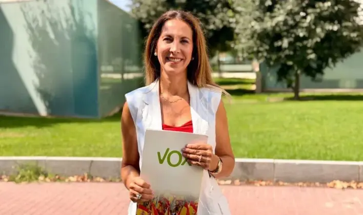 FOTOGRAFÍA. SALOU (TARRAGONA) ESPAÑA, 17 DE AGOSTO DE 2026. Rodríguez exige criterio único del CECAT tras la suspensión de Nits Daurades. La portavoz de VOX en Salou, Ana Belén Rodríguez Ros, este lunes 17 de agosto de 2026. Lasvocesdelpueblo (Ñ Pueblo)