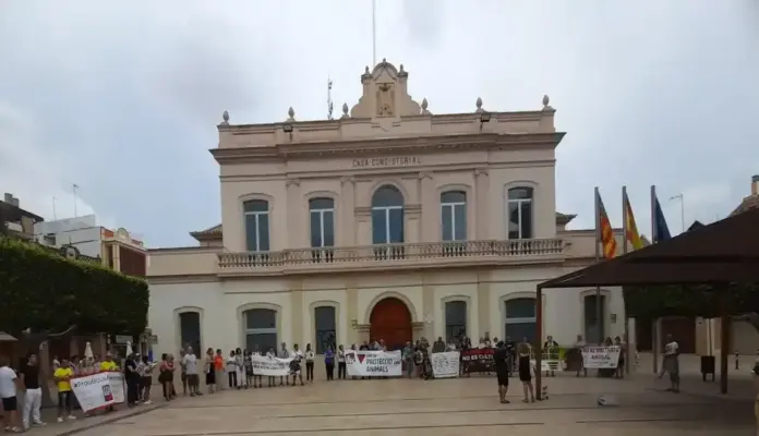 FOTOGRAFÍA. ALFAFAR (COMUNIDAD VALENCIANA) ESPAÑA, 01 DE AGOSTO DE 2026. La plataforma Antitaurina de Alfafar, respaldada por diferentes colectivos animalistas, vecindarios y partidos políticos, ha realizado este sábado, un año más, su protesta frente al Ayuntamiento de Alfafar para exigir la abolición de los actos taurinos —principalmente, el toro embolado, en cuerda y la cagada del manso, así como también se mencionó el uso de caballos en diferentes festividades del municipio o el uso de animales durante la feria medieval—. Lasvocesdelpueblo (Ñ Pueblo)