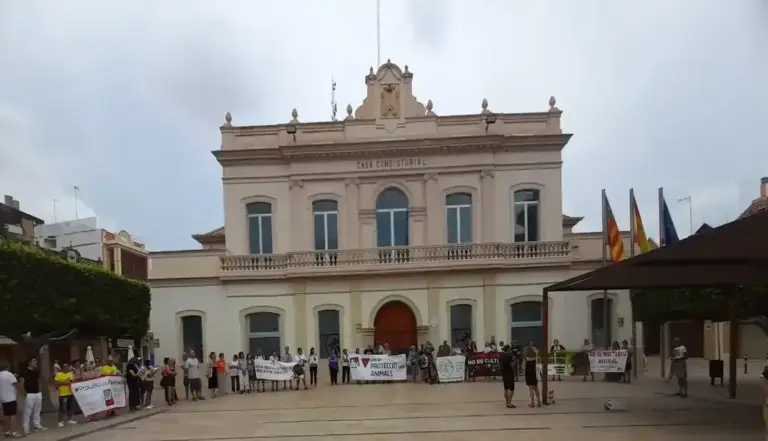 FOTOGRAFÍA. ALFAFAR (COMUNIDAD VALENCIANA) ESPAÑA, 01 DE AGOSTO DE 2026. La plataforma Antitaurina de Alfafar, respaldada por diferentes colectivos animalistas, vecindarios y partidos políticos, ha realizado este sábado, un año más, su protesta frente al Ayuntamiento de Alfafar para exigir la abolición de los actos taurinos —principalmente, el toro embolado, en cuerda y la cagada del manso, así como también se mencionó el uso de caballos en diferentes festividades del municipio o el uso de animales durante la feria medieval—. Lasvocesdelpueblo (Ñ Pueblo)