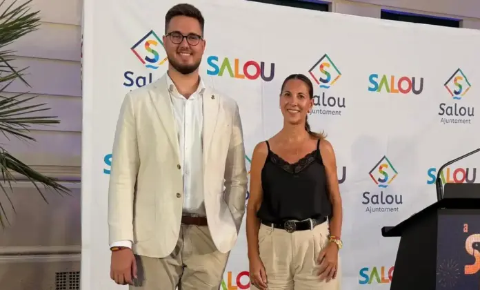 Archivada la denuncia contra el joven edil de VOX Daniel Axinte en Salou, Ana Belén Rodríguez Ros, Paul Daniel Axinte Axinte FOTOGRAFÍA. SALOU (TARRAGONA) ESPAÑA, 08 DE AGOSTO DE 2026. VOX celebra el archivo de la denuncia contra su joven edil Paul Daniel Axinte Axinte en Salou (i). «Esta denuncia ha acabado archivada y el resto de maniobras contra VOX terminarán igual: desmontadas por la realidad», afirmó la líder local y portavoz municipal en el Ayuntamiento de Salou, Ana Belén Rodríguez Ros (d). Lasvocesdelpueblo (Ñ Pueblo)