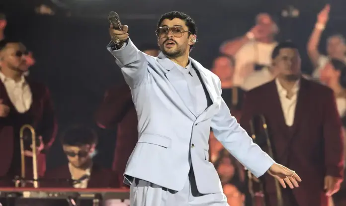 Bad Bunny cierra su gira internacional Debí tirar más fotos en defensa de Puerto Rico (1) FOTOGRAFÍA. SAN JUAN (PUERTO RICO), 22 DE AGOSTO DE 2026. El cantante puertorriqueño Benito Antonio Martínez Ocasio (Bad Bunny) se presenta durante el primero de los dos conciertos de cierre de su gira internacional 'Debí tirar más fotos' este sábado, en San Juan (Puerto Rico). Efe