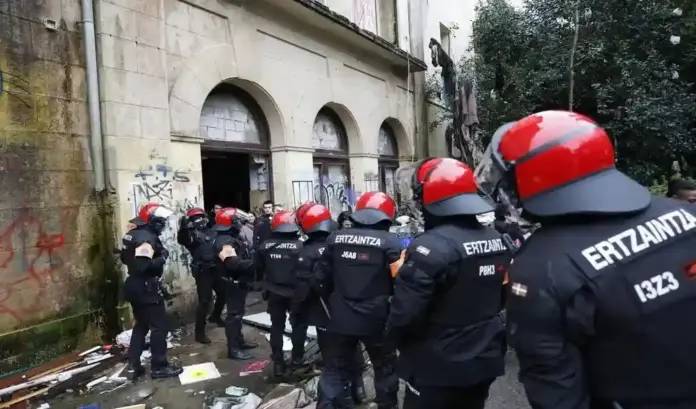 Balance Terrorismo España 2025 Cataluña y Madrid lideran la violencia. La Ertzaintza tomando desaloja el antiguo colegio okupado del barrio de Martutene, San Sebastián FOTOGRAFÍA. MARTUTENE (SAN SEBASTIÁN) LAS VASCONGADAS (ESPAÑA), 04 DE DICIEMBRE DE 2025. Balance Terrorismo España 2025: Cataluña y Madrid lideran la violencia. Efectivos de los agentes de la Ertzaintza tomando parte en el desalojo del antiguo colegio okupado del barrio de Martutene, en San Sebastián, Comunidad Autónoma de Las Vascongadas, España, en el que, según algunos colectivos, residían 111 okupas. Efe