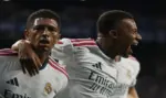 FOTOGRAFÍA. CORNELLÁ DE LLOBREGAT (BARCELONA) ESPAÑA, 22 DE AGOSTO DE 2026. Bellingham: Marcar un gol es especial pero lo más importante es ayudar al Real Madrid. El centrocampista del Real Madrid, Jude Victor William Bellingham (Jude Bellingham) (i), celebra con su compañero, el internacional francés Kylian Mbappé Lottin (Kylian Mbappe), tras marcar ante el Espanyol, durante el partido de La Liga de fútbol que RCD Espanyol y Real Madrid disputan este sábado en el RCDE Stadium, Cornellá de Llobregat (provincia de Barcelona) Comunidad Autónoma de Cataluña (España). Efe