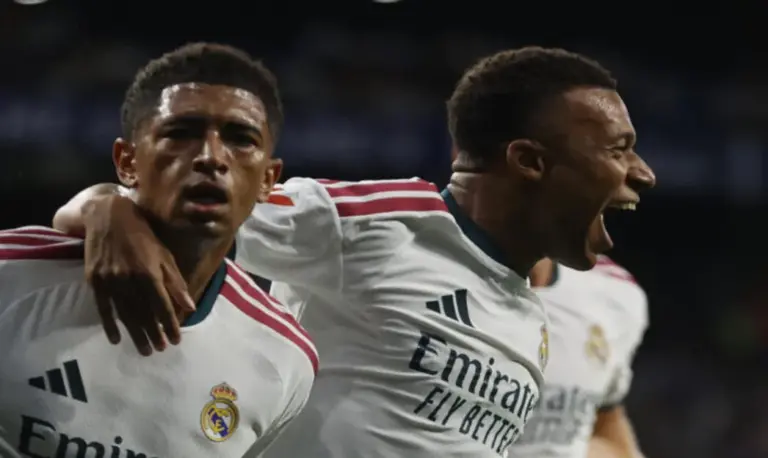 FOTOGRAFÍA. CORNELLÁ DE LLOBREGAT (BARCELONA) ESPAÑA, 22 DE AGOSTO DE 2026. Bellingham: Marcar un gol es especial pero lo más importante es ayudar al Real Madrid. El centrocampista del Real Madrid, Jude Victor William Bellingham (Jude Bellingham) (i), celebra con su compañero, el internacional francés Kylian Mbappé Lottin (Kylian Mbappe), tras marcar ante el Espanyol, durante el partido de La Liga de fútbol que RCD Espanyol y Real Madrid disputan este sábado en el RCDE Stadium, Cornellá de Llobregat (provincia de Barcelona) Comunidad Autónoma de Cataluña (España). Efe
