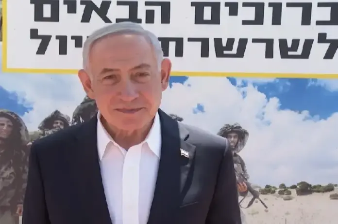 FOTOGRAFÍA. TEL AVIV (ISRAEL), 05 DE AGOSTO DE 2026. El primer ministro del Estado de Israel, "Bibi" Benjamin Netanyahu, ha visitado hoy el Bakum —centro principal de reclutamiento y absorción del Tzáhal— en el barrio de Tel HaShomer, distrito de Tel Aviv (Israel) y se reunió con los reclutas del Cuerpo de Artillería y la Brigada Givati. Lasvocesdelpueblo (Ñ Pueblo)