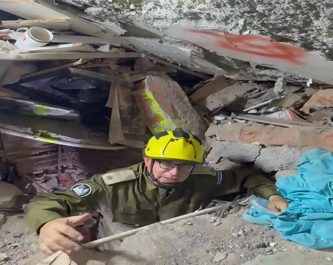 FOTOGRAFÍA. CALI (COLOMBIA), 14 DE AGOSTO DE 2026. Cálida conversación Israel y Colombia con traslado de la embajada a Jerusalén. La ayuda humanitaria y los rescatistas del Ejército israelí, el Tzáhal, por el Terremoto que atacó varias ciudades colombianas ya llegó en Colombia. "Cuando otro pueblo sufre, no preguntamos quién es; preguntamos cómo podemos ayudar. Estamos trabajando codo a codo con cuerpo de bomberos, ejército y autoridades municipales en varios sitios de Cali. Estoy impresionado con el profesionalismo de los cuerpos colombianos y la resiliencia de la gente y las familia. Colombia querida, Israel está contigo!", explicó el rescatista capitán y portavoz Reservista en español del Tzáhal de origen Uruguay, Roni Kaplan, desde Cali (Colombia). Lasvocesdelpueblo (Ñ Pueblo)