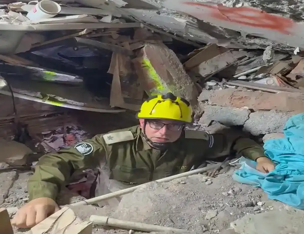 FOTOGRAFÍA. CALI (COLOMBIA), 14 DE AGOSTO DE 2026. Cálida conversación Israel y Colombia con traslado de la embajada a Jerusalén. La ayuda humanitaria y los rescatistas del Ejército israelí, el Tzáhal, por el Terremoto que atacó varias ciudades colombianas ya llegó en Colombia. "Cuando otro pueblo sufre, no preguntamos quién es; preguntamos cómo podemos ayudar. Estamos trabajando codo a codo con cuerpo de bomberos, ejército y autoridades municipales en varios sitios de Cali. Estoy impresionado con el profesionalismo de los cuerpos colombianos y la resiliencia de la gente y las familia. Colombia querida, Israel está contigo!", explicó el rescatista capitán y portavoz Reservista en español del Tzáhal de origen Uruguay, Roni Kaplan, desde Cali (Colombia). Lasvocesdelpueblo (Ñ Pueblo)