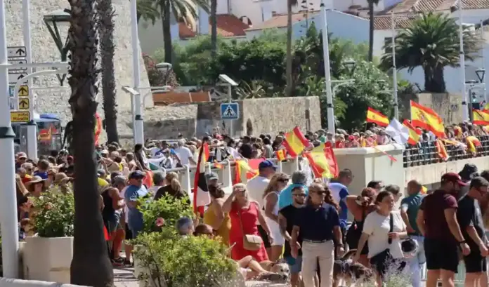 Ceuta Compatriotas ceutíes a la llegada de flotilla solidaria Yo soy español, Invasores expulsión FOTOGRAFÍA. CEUTA (ESPAÑA), 30 DE AGOSTO DE 2026. Ceuta | Compatriotas ceutíes a la llegada de flotilla solidaria: Yo soy español, Invasores expulsión. Un numeroso grupo de compatriotas ceutíes aguarda en el paseo marítimo cerca de la playa del Chorrillo la llegada de la 'Flotilla Solidaria' este domingo 30 de agosto de 2026, en apoyo a la Resistencia ceutí frente a la guerra híbrida de Marruecos contra España desde Ceuta con una invasión de más de 80.000 marroquíes desde el pasado miércoles 29 de julio de 2026 hasta la fecha de hoy, de los que al menos 70.000 invasores ya han optado por el retorno voluntario a pie (uno 500 metros) a Castillejos (Marruecos) y otros más de 10.000 inmigrantes ilegales que se niegan a abandonar la ciudad, aprovechándose de los complejos y abandono institucional del Gobierno de España del Partido Socialista (PSOE) en coalición con la ultraizquierda Sumar y apoyado en filoterroristas etarras y separatistas y presidido por el migracionista y globalista Pedro Sánchez Pérez-Castejón. Efe
