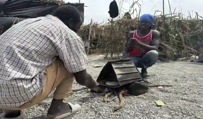 Ceuta El Gobierno recurre a la Ley de Seguridad Nacional de 2015 FOTOGRAFÍA. CEUTA (ESPAÑA), 24 DE AGOSTO DE 2026. Ceuta: El Gobierno recurre a la Ley de Seguridad Nacional de 2015. Varios inmigrantes ilegales se preparan la comida en la playa del Trampolín de Ceuta, España, en la espera de que el Gobierno de España en coalición entre Partido Socialista (PSOE) y Sumar cumple su parte del tráfico de personas con una regularización masiva de su situación de indocumentados y traslado a la Península para que "paguen las pensiones" y "reemplazan a los fachas", según declaraciones de la formación socia del Gobierno, Podemos, en palabras de su eurodiputada Irene Montero Gil, desde Zaragoza en la última campaña electoral de las elecciones autonómicas de Aragón. Efe