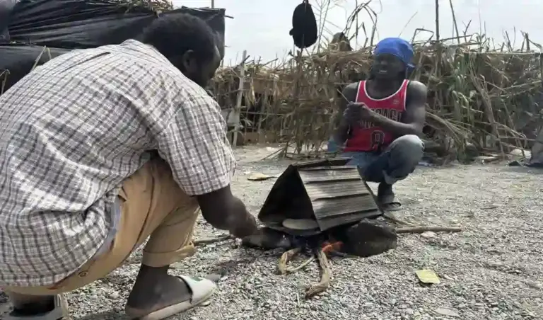 FOTOGRAFÍA. CEUTA (ESPAÑA), 24 DE AGOSTO DE 2026. Ceuta: El Gobierno recurre a la Ley de Seguridad Nacional de 2015. Varios inmigrantes ilegales se preparan la comida en la playa del Trampolín de Ceuta, España, en la espera de que el Gobierno de España en coalición entre Partido Socialista (PSOE) y Sumar cumple su parte del tráfico de personas con una regularización masiva de su situación de indocumentados y traslado a la Península para que "paguen las pensiones" y "reemplazan a los fachas", según declaraciones de la formación socia del Gobierno, Podemos, en palabras de su eurodiputada Irene Montero Gil, desde Zaragoza en la última campaña electoral de las elecciones autonómicas de Aragón. Efe