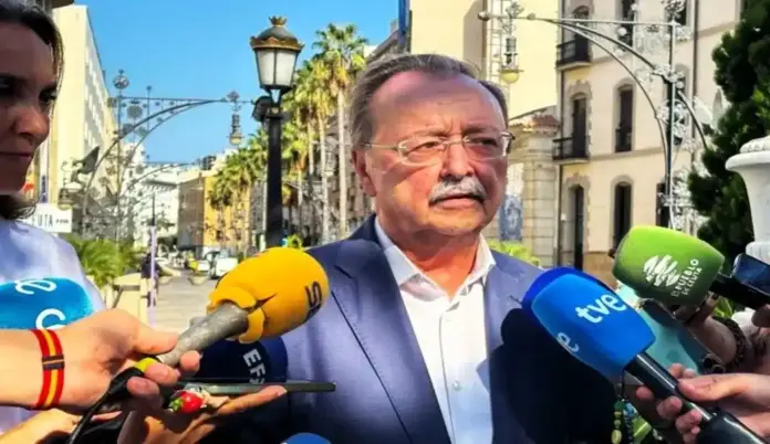 FOTOGRAFÍA. CEUTA (ESPAÑA), 30 DE AGOSTO DE 2026. Ceuta | El PP exige devoluciones de los invasores y frontera protegida. En la imagen, el presidente del Partido Popular (PP) ceutí y presidente del Ayuntamiento de la Ciudad Autónoma de Ceuta, Juan Jesús Vivas, atiende a los medios de comunicación tras la guerra híbrida de Marruecos contra Ceuta con una invasión de más de 80.000 inmigrantes ilegales marroquíes desde el pasado miércoles 29 de julio de 2026. Efe