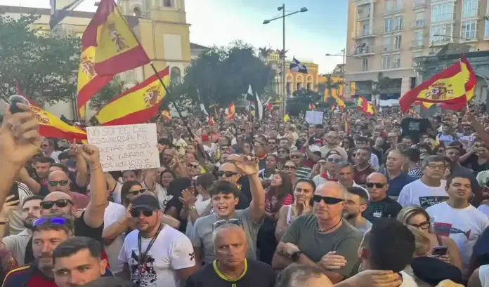 FOTOGRAFÍA. CEUTA (ESPAÑA), 26 DE AGOSTO DE 2026. Miles de compatriotas ceutíes registrados durante la concentración contra la invasión marroquí de Ceuta este miércoles frente a la sede de la Delegación del Gobierno de España en la Ciudad Autónoma española de Ceuta. Efe