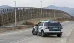 FOTOGRAFÍA. CEUTA (ESPAÑA), 30 DE AGOSTO DE 2026. Ceuta | Expulsados 4 marroquíes por atentado contra la Guardia Civil. Un coche de la Guardia Civil en la frontera, Ceuta (España) con Castillejos (Marruecos). Efe